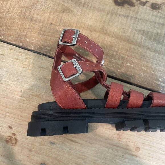 Free People Hadley Hammered Stud Sandals NEW Size 39 (US 9) - Picture 9 of 9